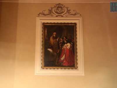 Proseguendo il cammino tra i banchi dei fedeli � possibile osservare ai lati due gioielli. A sinistra spicca infatti l'ultima comunione di San Ferdinando ideata nel 1848 dal napoletano Federico Maldarelli: fu commissionata proprio dall'omonimo re, che poi la don� alla chiesa